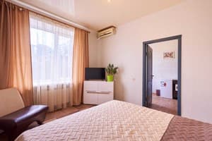 Хостел Perron. Люкс трехместный улучшенный, семейный, двухкомнатный 2