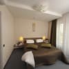 Отель Villa Four Rooms. Люкс двухместный двухкомнатный с большой двухспальной кроватью и диваном  1